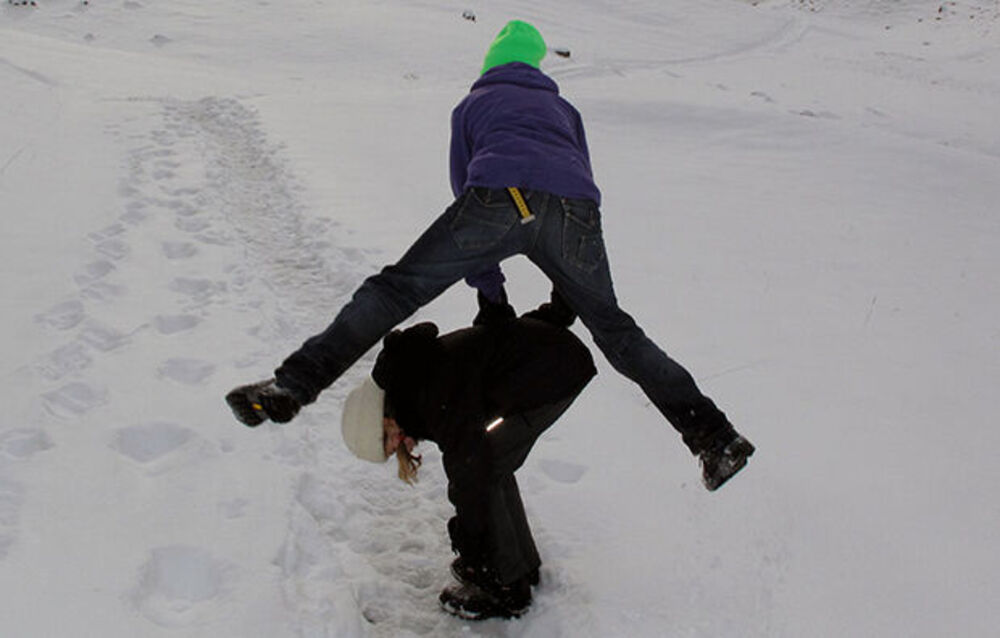 2 Kinder spielen im Schnee