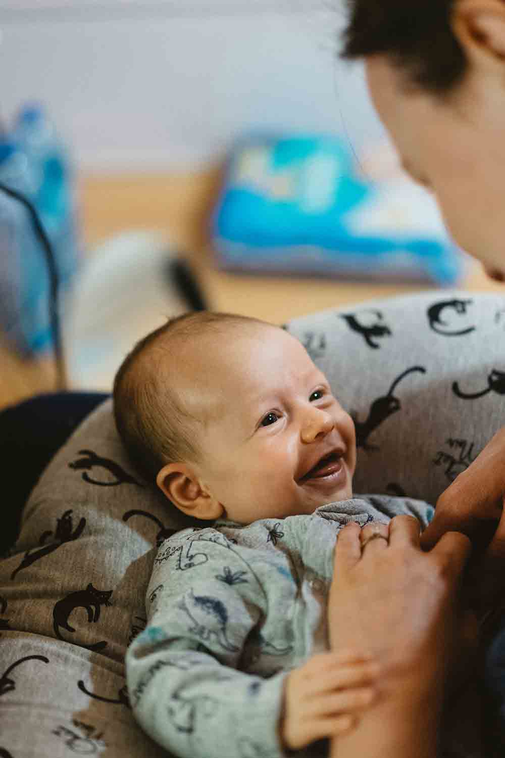 Baby lächelt Frau an